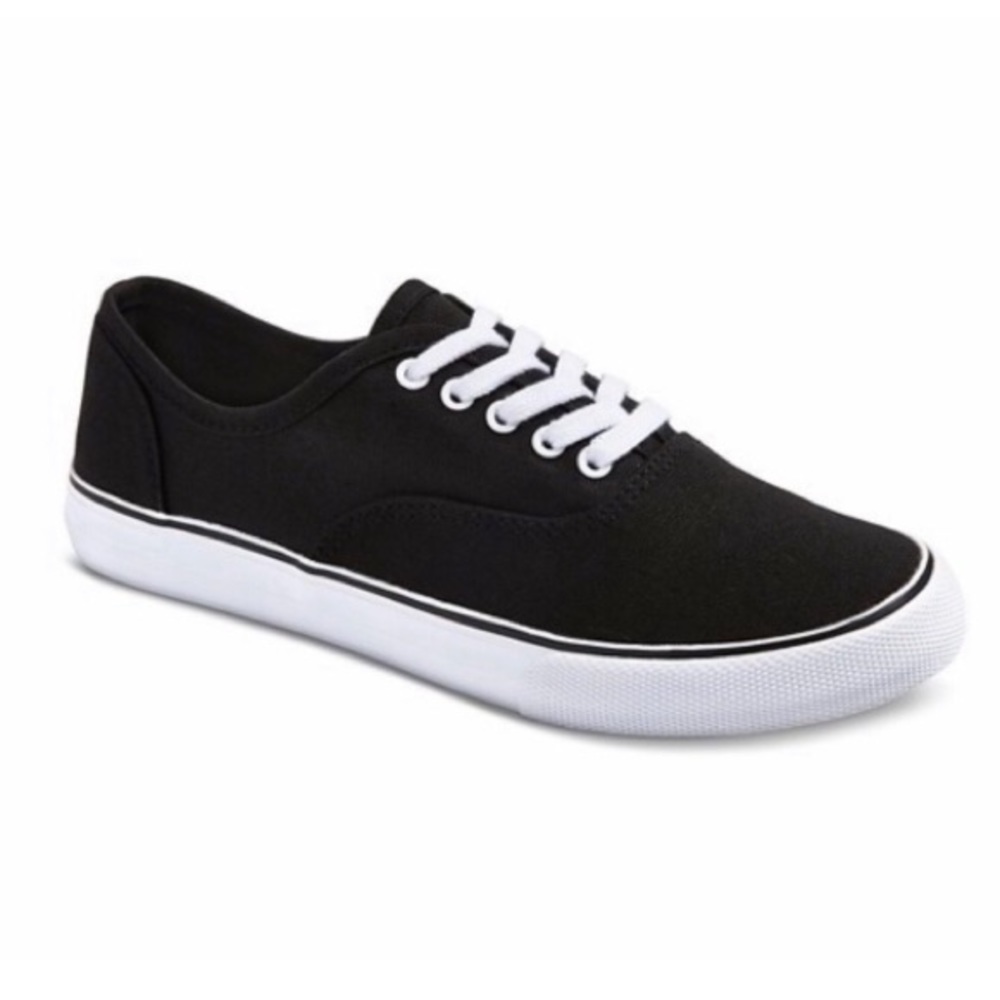 Black tennis shoes
